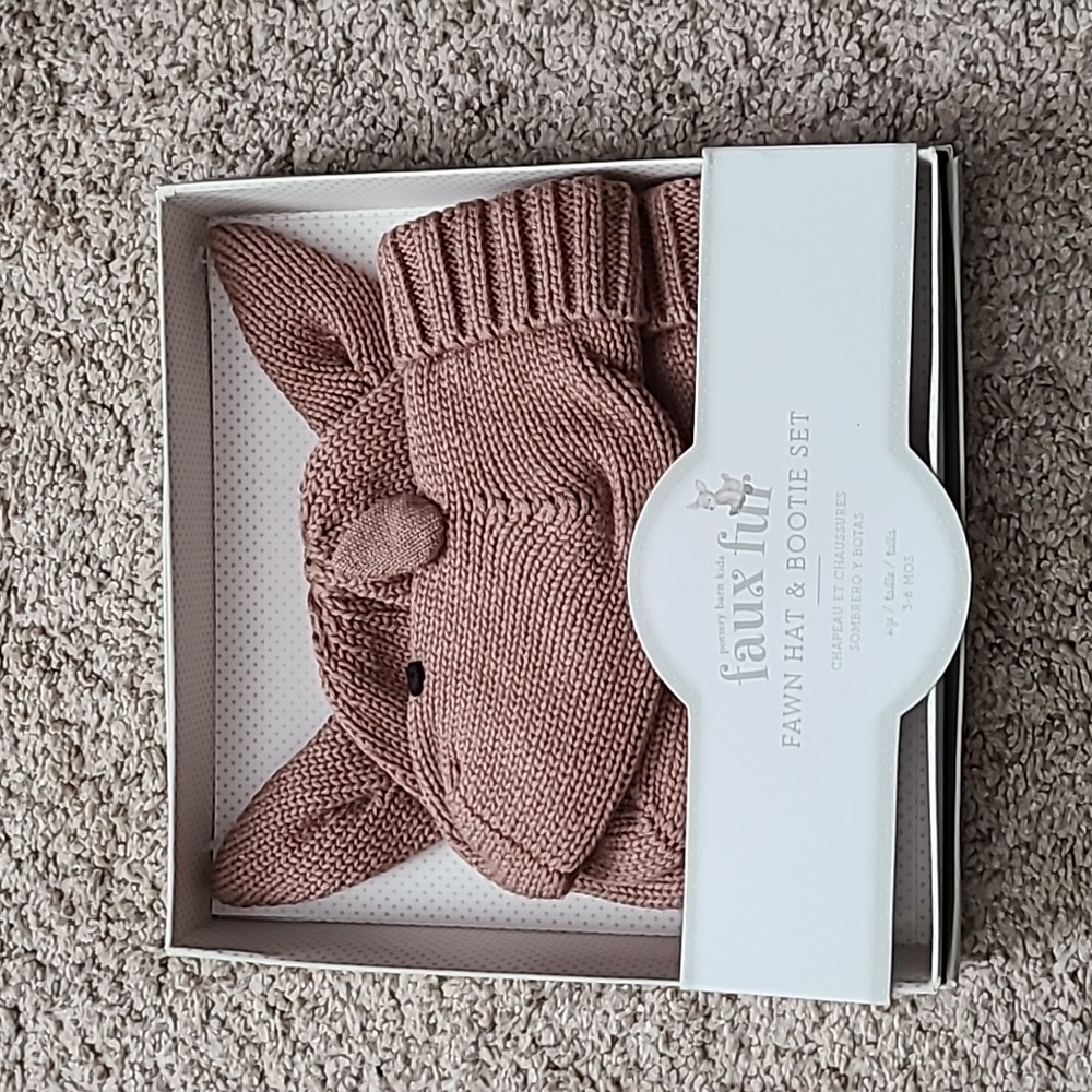 🎉Host Pick🎉 Pottery Barn Baby Fawn Hat and Bootie Set
